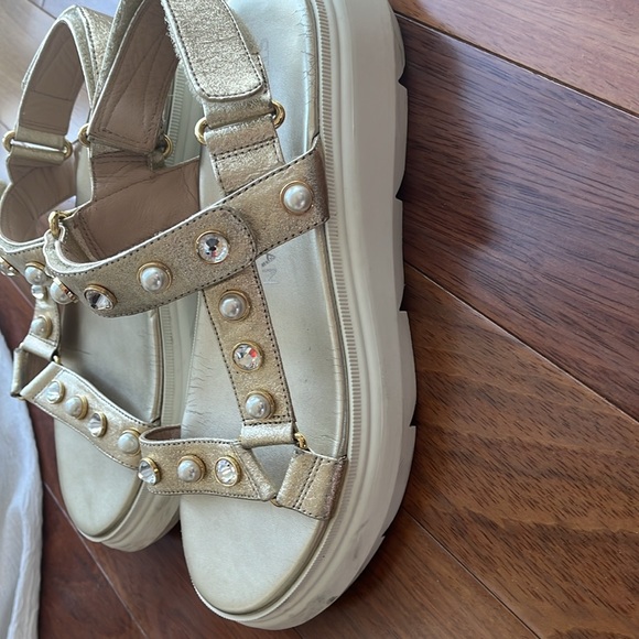 Stuart Weitzman Zoelie Beaded Metallic Gold Leather Platform Sandals - Picture 7 of 10